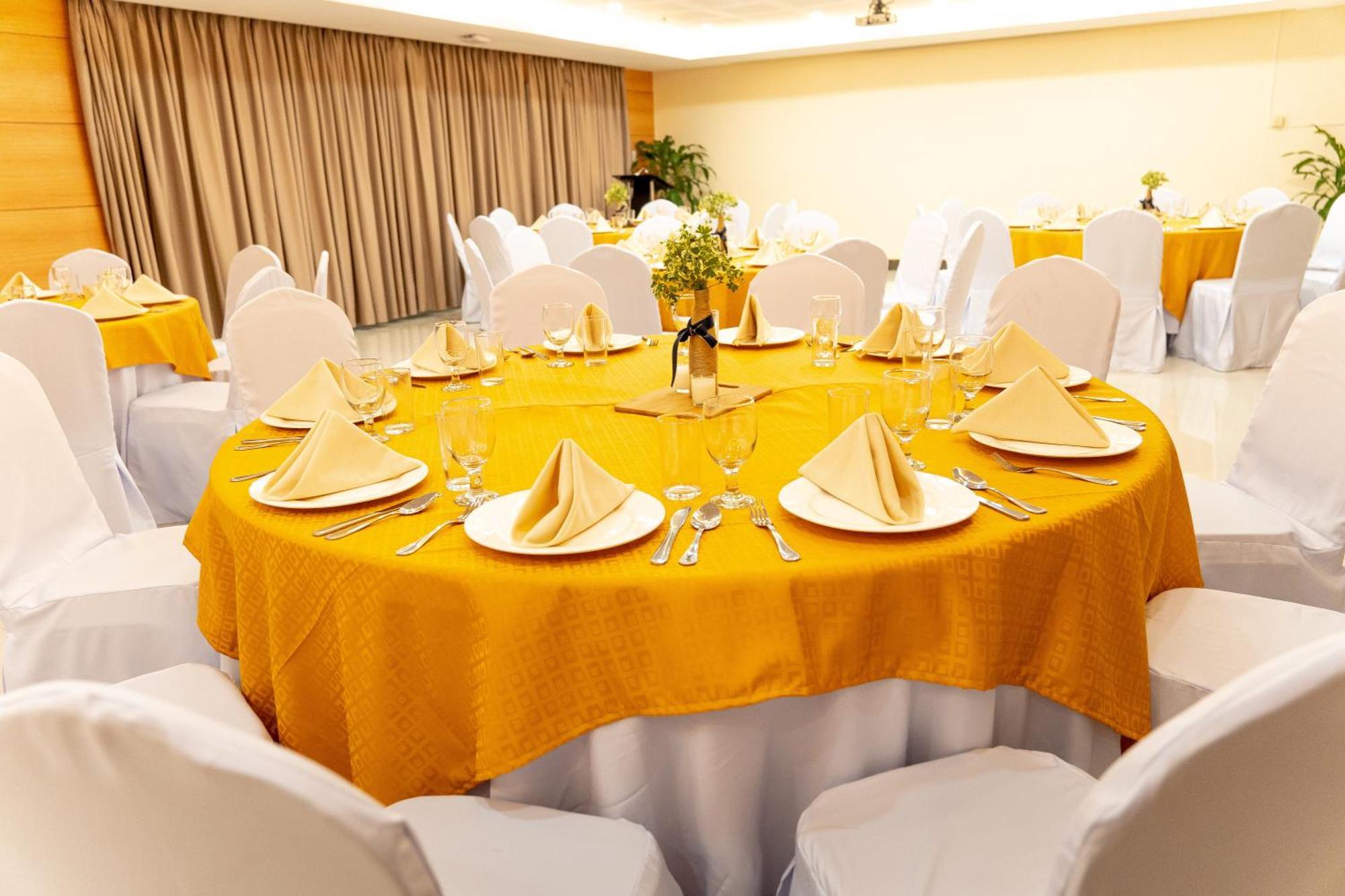 Dccco Hotel Dumaguete City Exterior photo